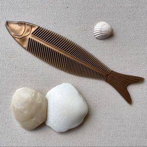 🤎SOLD🤎 H.F. & Co. Chicago 1954. vintage copper color plastic fishbone comb